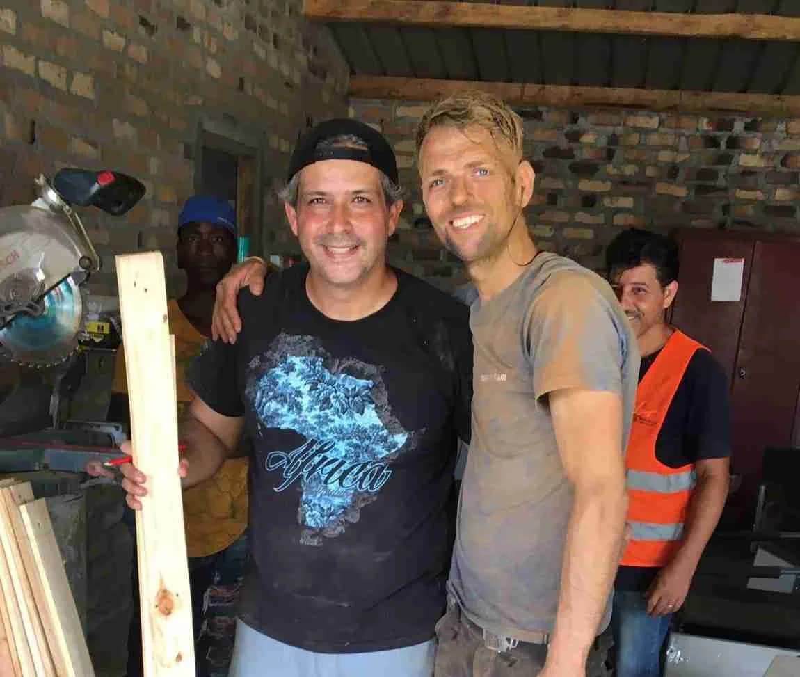 Hendri doet onderhoud op een zendingsbasis